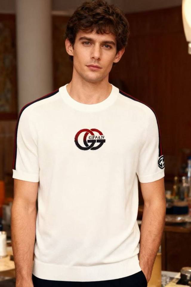 古驰 Gu*Ci. 2025秋季新款时尚男士圆领短袖针织衫！奢华经典定制Logo设计！高级定制百搭款式 任何人都可以轻松驾驭 采用顶级舒适针织面料！非常显档次懂