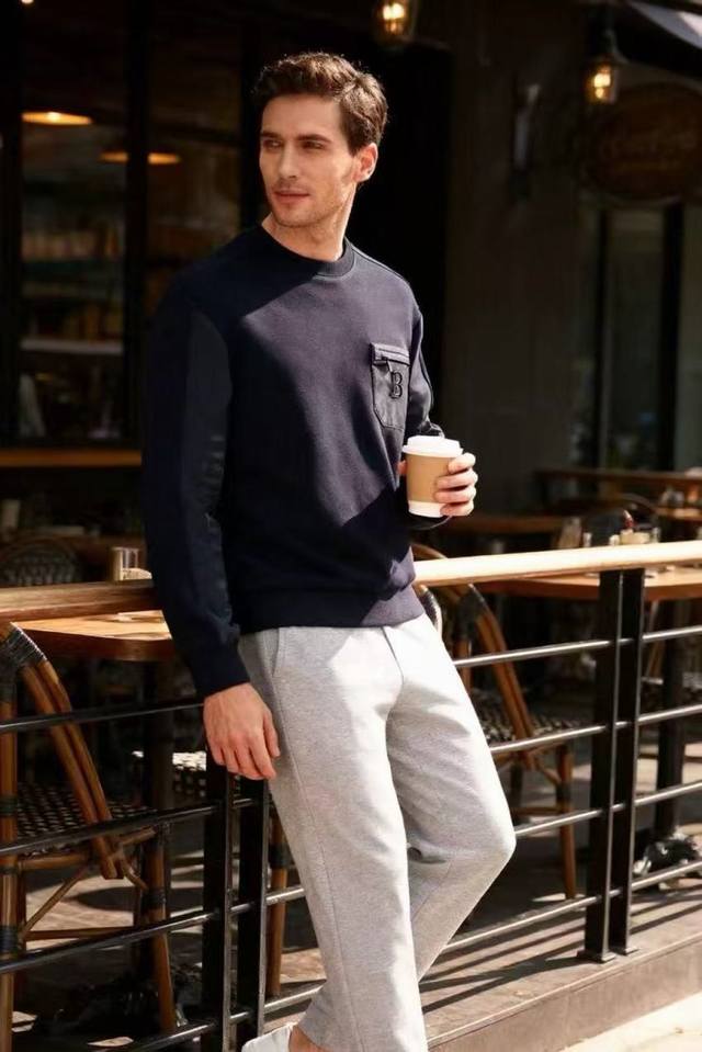 巴宝丽 Bur*Erry. 2025秋季新品！时尚男士圆领长袖卫衣胸前有带拉链的品牌标识口袋，袖子部分有品牌字母印花，采用莫代尔棉面料整体风格融合休闲与品牌辨识