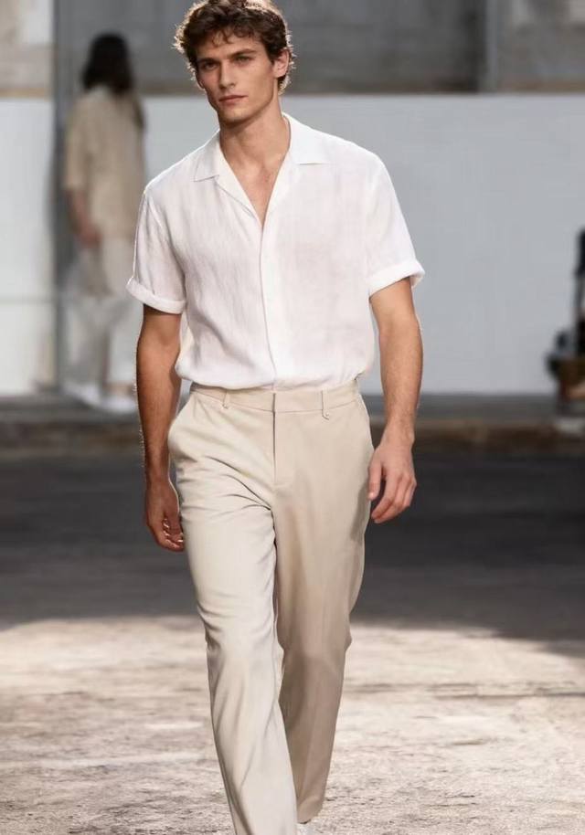 杰尼* Ze*Na. 2025秋季新款时尚经典百搭休闲西裤采用雅赛尔天丝绵羊毛面料！简约的剪裁设计，裤型挺括，带有经典的裤线，腰部有纽扣和裤袢设计，整体风格偏向