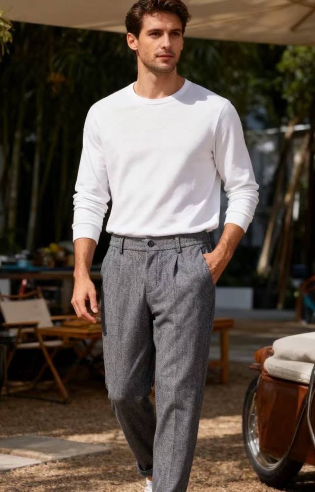 汤姆布朗. 2025秋季新款男士灰色人字纹休闲西裤！采用人字纹面料，带有裤褶设计，腰部结合了松紧带与纽扣元素，裤脚有卷边处理，风格偏复古休闲，兼具质感与舒适感人