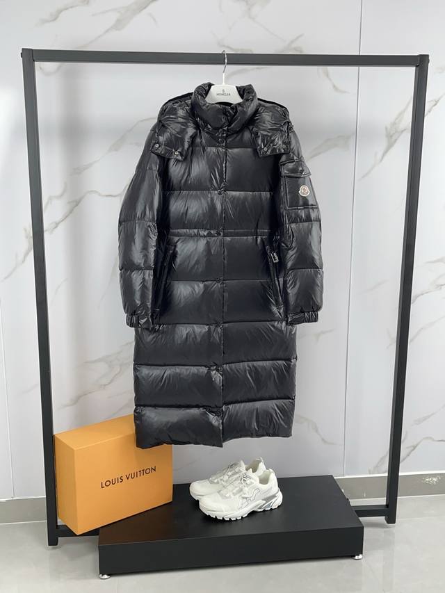 Moncler. 蒙口 冬季新款女士长款连帽羽绒服专柜同步在售 Cavettaz长款羽绒大衣秉承系列干练利落的图形美感 具有经典款型和长方格绗缝 采用漆面尼龙制