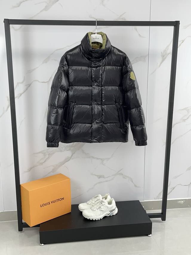 特级羽绒Moncler Dervox短款男士羽绒服夹克外套Dervox男士短款羽绒夹克采用波普色调，彰显系列的朝气活力. 95%欧规鹅颈绒填充.填充极致饱满.8