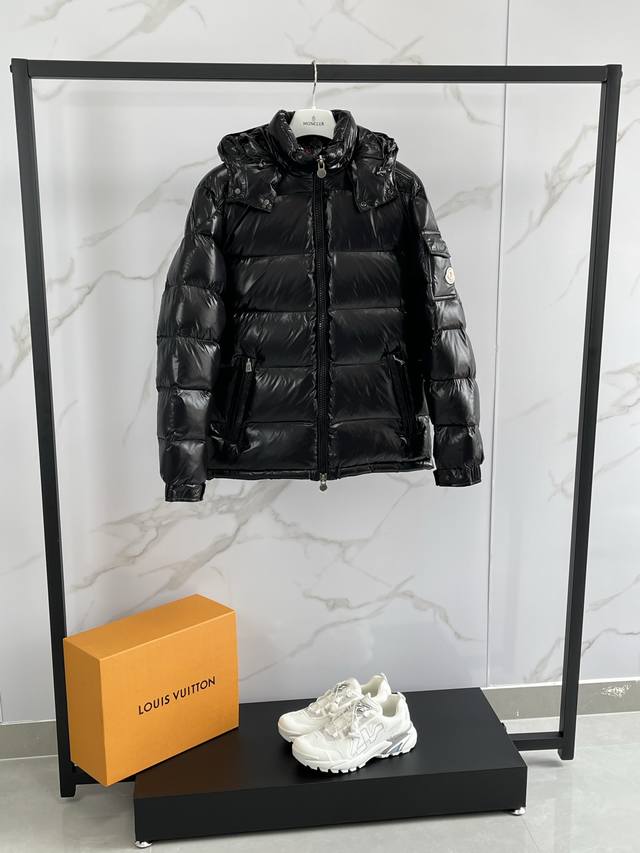 经典* A 顶级原版 Monce* 蒙 盟可睐#Maya玛雅 陈奕迅同款 羽绒夹克 描述： 受到80年代标致性外套的影响，Maya夹克以现代风格和尖端元素重新审