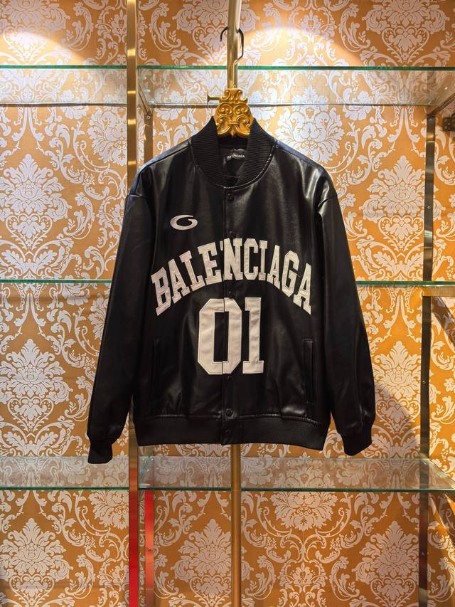 Balenciaga 巴黎世家高街单品数字刺绣全皮革棒球服皮外套 领口处的品牌标签明确其为Balenciaga出品，正面和背面饰有白色立体刺绣的品牌名称及数字“