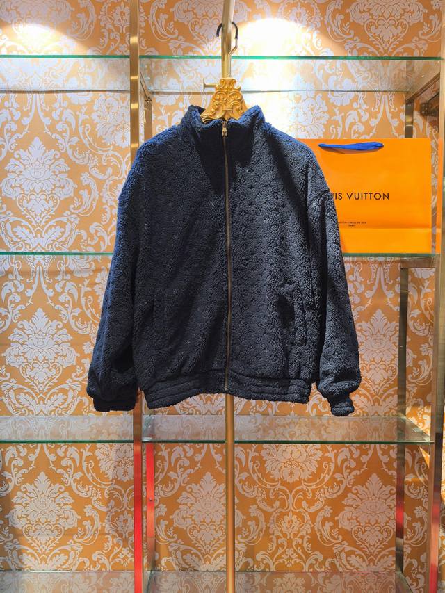 路易威登 Louis Vuitton2025秋冬新款高奢休闲系列蓝色羊羔绒拉链外套 采用立领拉链款式，整体设计简约大气，面料表面带有低调的品牌元素暗纹，既保持了