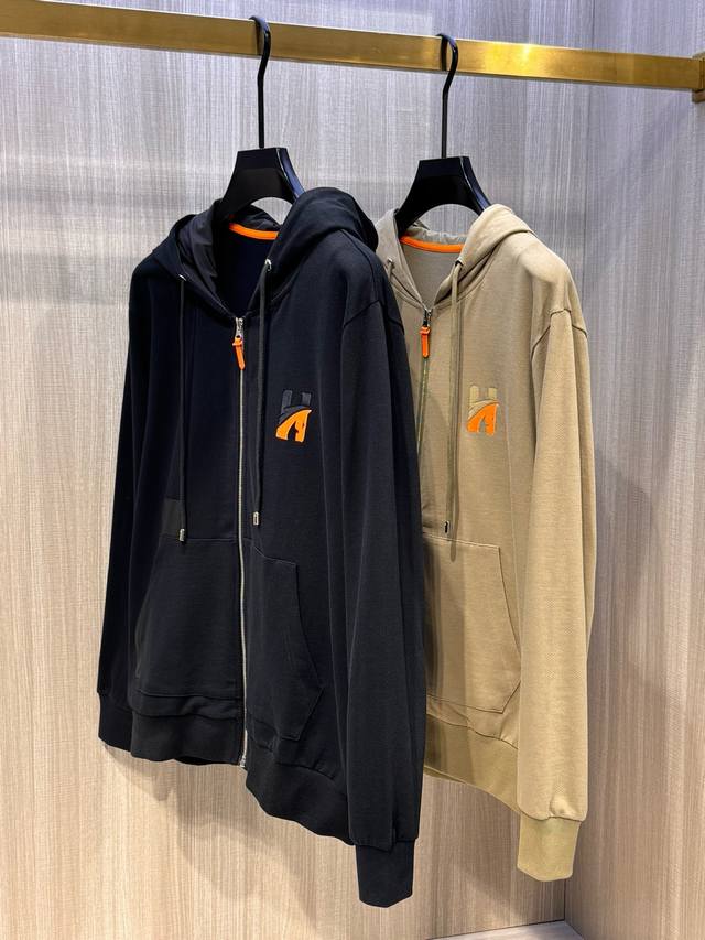 爱马家 2025年秋冬最新马头绣标男士连帽卫衣，全拉链开身带帽款型，腹部手插式大口袋设计 澳洲进口水洗小羊皮装饰，很柔软很细腻，而且已经水洗过，大家放心翻转丢洗