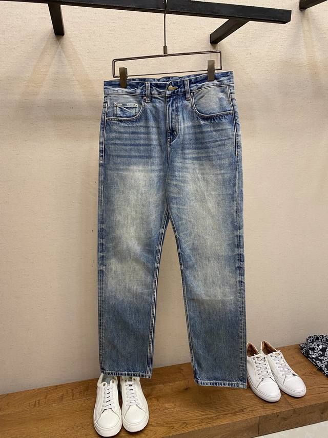 Amiri，2025Ss好穿不挑身材在搭配上没有太多的限制 随意简洁的衬托其他单品，来展现自己的风格姿态～ 对于它的实穿性不得不竖起一个大拇指了，版型／细节设计