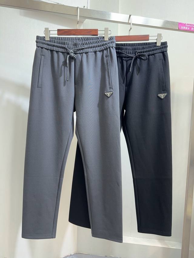 Prada 25S新款休闲裤.直筒设计.可搭配套装.运动休闲随意搭配.采用2025新款棉莫面料，亲肤舒适.抗皱不粘灰抗静电，面料柔软舒适有垂感.立挺上身有型！立