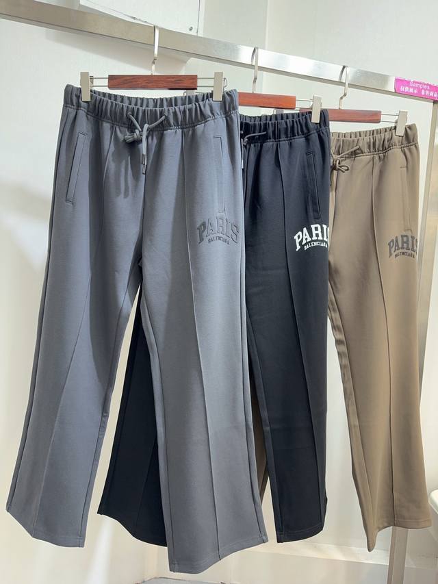 巴黎世家 25S新款休闲裤.直筒设计.可搭配套装.运动休闲随意搭配.采用2025新款棉莫面料，亲肤舒适.抗皱不粘灰抗静电，面料柔软舒适有垂感.立挺上身有型！微阔