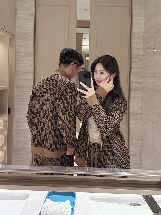 芬迪 25Ss新款立领套装，这款套装以Ff字母交织图案焕新诠释品牌的隽永优雅风范和精湛工艺。夹克搭配拉链开合设计，两个侧袋，松紧下摆设计。裤子松紧抽绳腰头，两侧