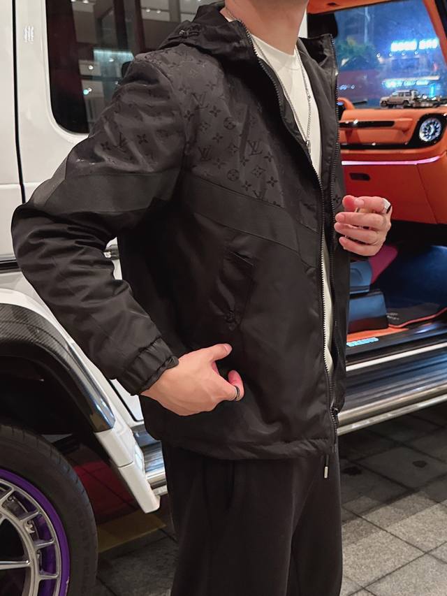 Lv 2025Ss早秋新款发布秘驴牌连帽夹克外套，提花面料秋季爆款夹薄棉夹克，穿上就是舒适自在又显瘦的存在，慵懒而随性，结合干净简单的色系就特别耐看，适合日常穿