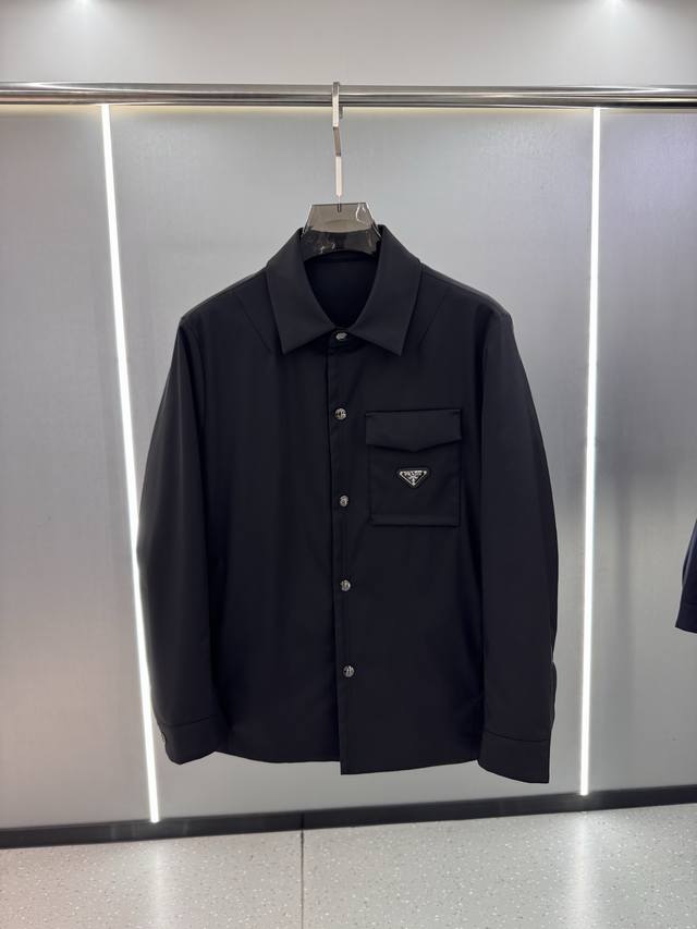 羽绒服- 。Prada 普拉达 25秋冬时尚翻领轻薄夹克羽绒独家欧洲款 内冲80G-90白鸭绒，轻薄有型，上身不臃肿，颇具意大利典型风格的时装，贸易公司渠道臻品