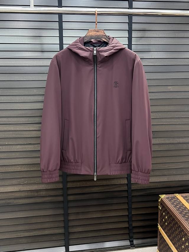 羽绒服- 。 Bc-Brunello Cucinelli 25秋冬时尚连帽夹克羽绒 内冲100G-90白鸭绒，轻薄有型，上身不臃肿，颇具意大利典型风格的时装，贸