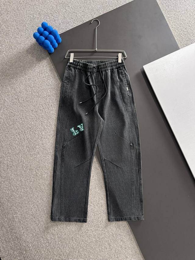 隔天出货 Lv 2025秋季新款松紧带休闲弯刀长裤，中厚款专柜定制面料 透气舒适抗皱面料度高，细节无可挑剔，品牌元素设计理念，体现高品质。手感细腻柔软！呈现休闲