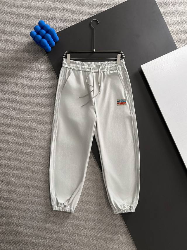 隔天出货 古驰 2025秋季新款松紧带休闲裤松紧腰，中厚款专柜定制面料 透气舒适度高，细节无可挑剔，品牌元素设计理念，体现高品质。手感细腻柔软！不易皱！呈现休闲