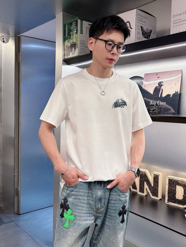 迪家 2025春夏新款首发专柜最新款短袖圆领T恤 高端订制 设计前卫时尚！品牌Logo重工艺设计 高端定制面料.手感柔软.穿着舒适.专柜级别精致车线.做工精细.