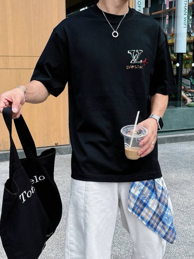 驴家 2025春夏新款首发专柜最新款短袖圆领T恤 高端订制 设计前卫时尚！品牌Logo重工艺设计 高端定制面料.手感柔软.穿着舒适.专柜级别精致车线.做工精细.