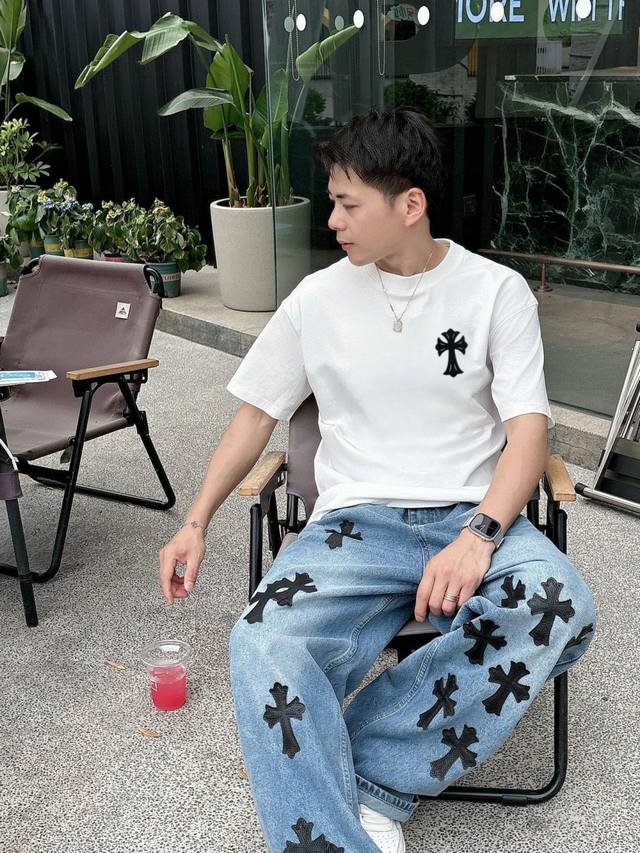 克罗家 2025春夏新款首发专柜最新款短袖圆领T恤 高端订制 设计前卫时尚！品牌Logo重工艺设计 高端定制面料.手感柔软.穿着舒适.专柜级别精致车线.做工精细