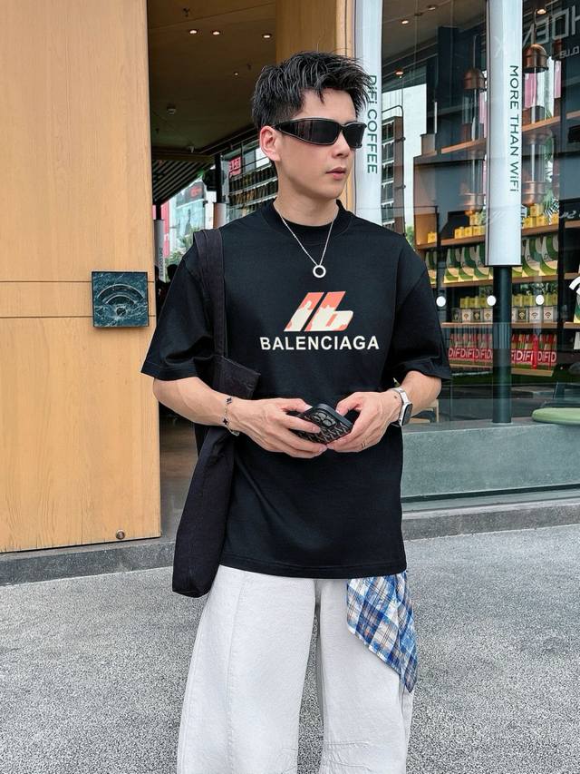 巴黎家 2025春夏新款首发专柜最新款短袖圆领T恤 高端订制 设计前卫时尚！品牌Logo重工艺设计 高端定制面料.手感柔软.穿着舒适.专柜级别精致车线.做工精细