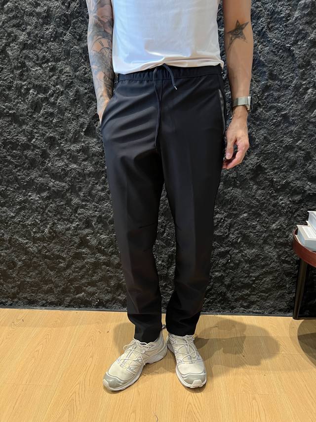 Kailas 2025男士秋冬户外登山软壳冲锋裤 面料采用先进科技材质，防风、防水又透气，轻松应对秋冬复杂天气。让你在寒冷户外也能如沐春风。 5D立体裁剪，完美