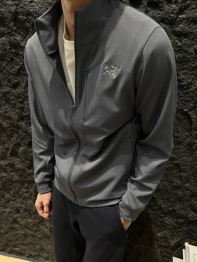 始祖鸟2025新款Sj针织小立领商务夹克 小立领设计，利落挺拔，尽显干练气质。精致刺绣Logo，彰显品牌高端质感。采用优质针织面料，柔软舒适，兼具良好的弹性，让