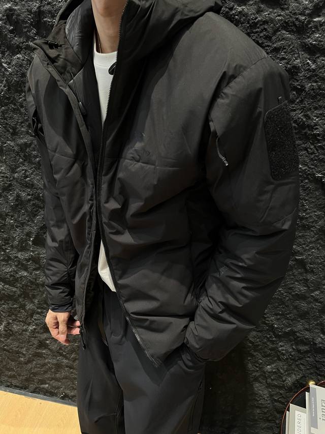 始祖鸟2025新款秋冬棉衣 采用先进的三防面料，防水、防风、防污性能卓越，轻松应对秋冬各种复杂天气。填充高品质保暖材料，轻盈又保暖，让你在寒冷季节也能感受如春的