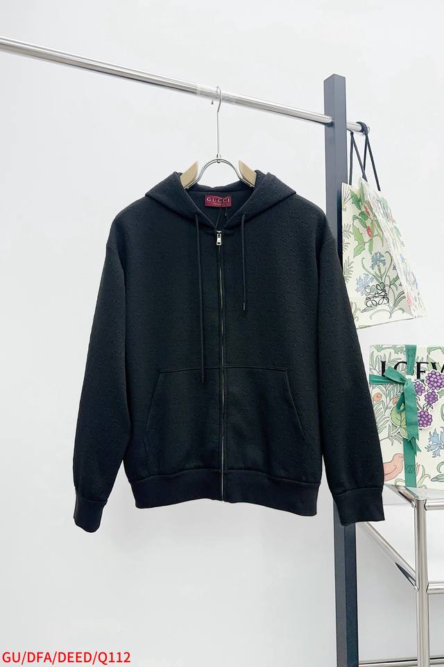 Q112 Gucci古驰立体提花抽绳连帽卫衣外套 采用进口定制棉质面料，质感厚实且柔软穿着舒适;在标志性元素呈现上，卫衣表面满印经典图案，这些图案是通过精湛的压