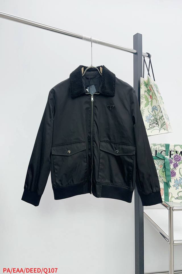 Q107 Pa 普拉达 25秋冬新款毛领外套 这款采用再生尼龙面料制作 前胸经典三角徽标 下摆翻袋口袋 款式搭配大方时尚 尺码：S-Xl 三标齐全 隔天