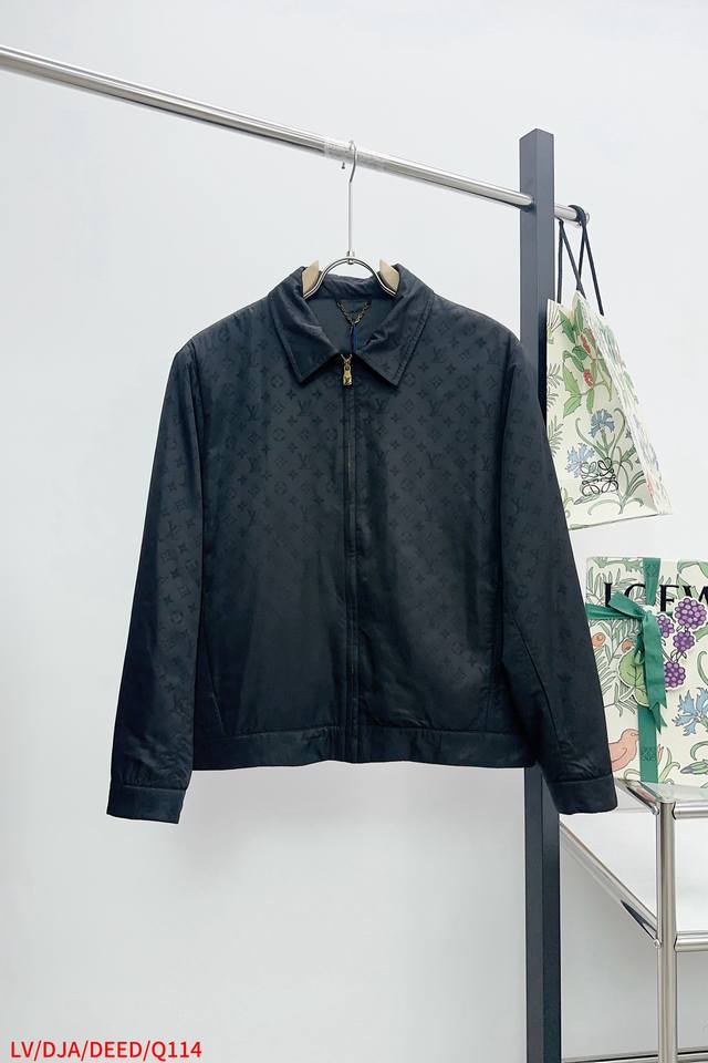 Q114 Lv Louis Vuitton路易威登满印翻领拉链夹克外套 购入Yb打版，采用进口定制棉质面料，舒适柔软经过特殊处理，触感细腻亲肤，轻质衬垫与丝柔内