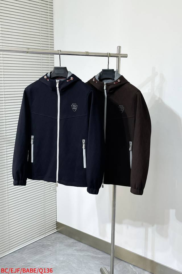 Q136 Bc 家2025Fw秋冬新品条绒连帽Moto 连帽设计，在保持时尚感的同时，还能在一定程度上抵御风寒。领口内部带有品牌标签，胸前经典品牌刺绣图案，彰显