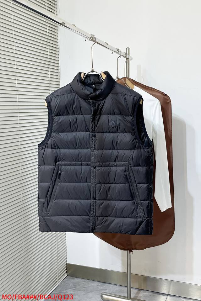 Q123 Mo 蒙口 2025秋冬新款马甲原版订制五金配件全进口原版定制 欢迎对比 绝对的高品质 采用顶级95白鸭绒 超柔软 充羽量蓬松饱满 超级重工 面料做工