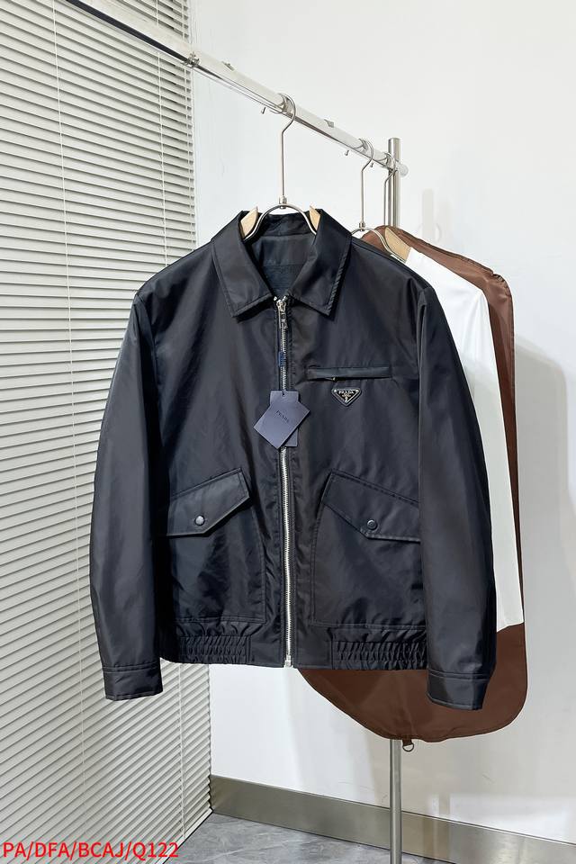 Q122 Pa 普拉达 官网同款，三标齐全，提前发售 2025Ss秋冬新款男士夹克外套，原单三标齐全高端版本 定制面料 透气舒适度高，细节无可挑剔，品牌元素设计
