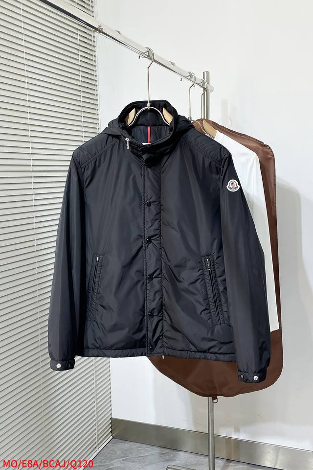 Q120 Moncler 蒙口 2025早秋新款发布连帽棉服，帽可拆秋季爆款，隐藏帽设计，穿上就是舒适自在又显瘦的存在，慵懒而随性，结合干净简单的色系就特别耐看