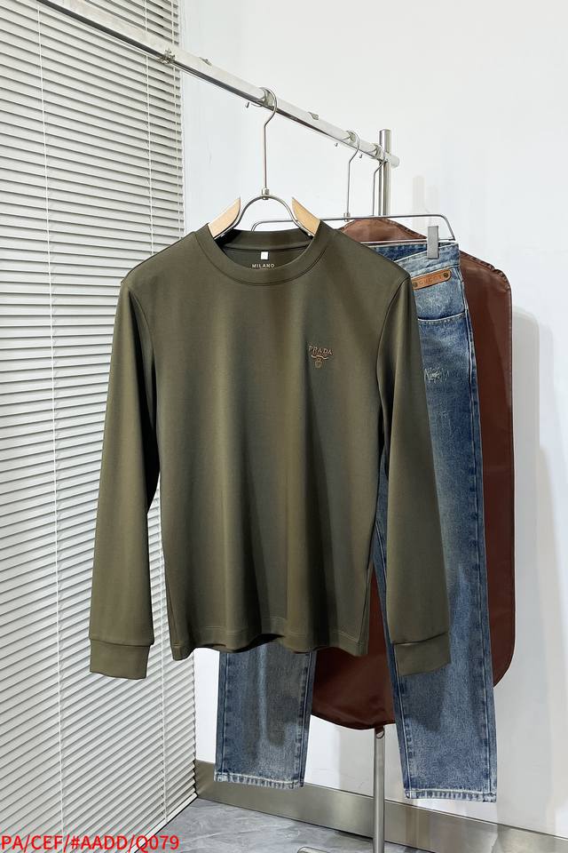 Q079 Pa Prada普拉达2025秋冬新款男士长袖打底衫，最新款全网独家首上！！~既经典有时尚百搭，谁不爱啊，将经典再次展现，非常的耐看，自带低奢光环与辨