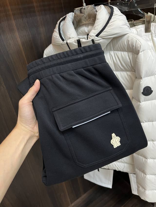 主推 Moncler 25年秋冬新款休闲裤蒙口这款裤子绝对可以闭眼收入！秋冬加绒休闲裤，非常百搭，弹力腰围，日常工作户外运动都可以穿着，衣柜里的必备品！ 尺码：