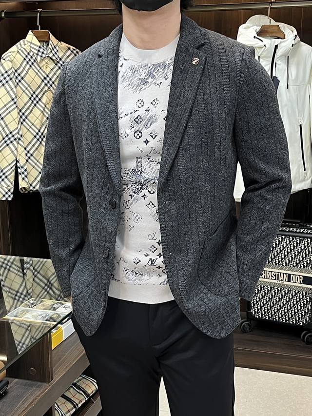 主推 Zegna 2025Ss秋季新款发布杰尼亚西装夹克外套，秋季爆款羊毛西装外套外套，穿上就是舒适自在又显瘦的存在，慵懒而随性，结合干净简单的色系就特别耐看，