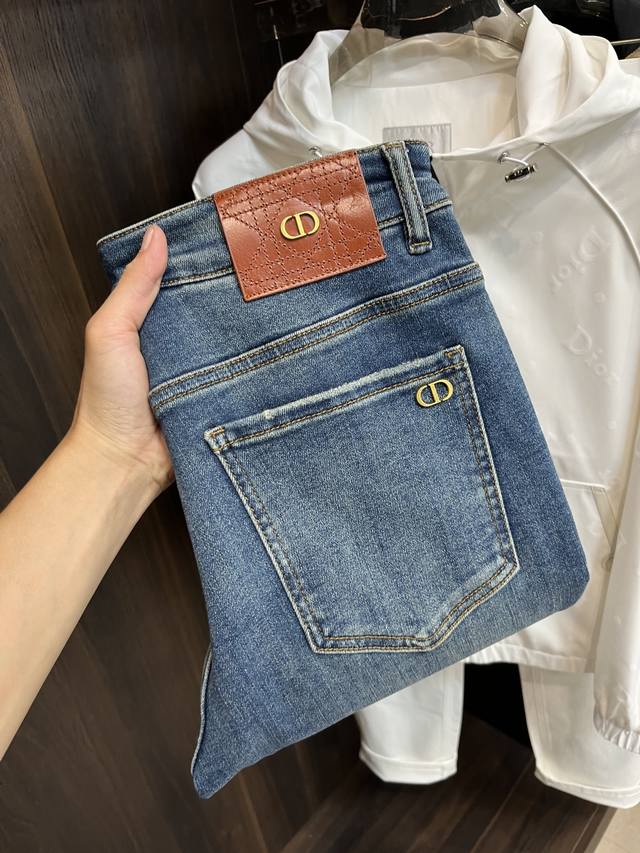 主推 Dior 独家专供新款迪奥潮男时尚休闲牛仔裤，高端欧版原单裤子，潮流时尚休闲裤子 透气舒适度高，细节无可挑剔，品牌元素设计理念，体现高品质。呈现休闲裁剪，