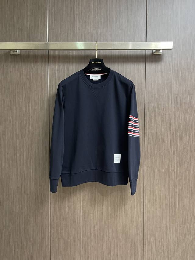 卫衣 裤子 Tb Thom Browne 红白蓝织带四杠卫衣卫裤套装，红白蓝织带四道杠，这标志性设计太绝，辨识度直接拉满，纯棉材质超亲肤，透气又舒适，日常出街、