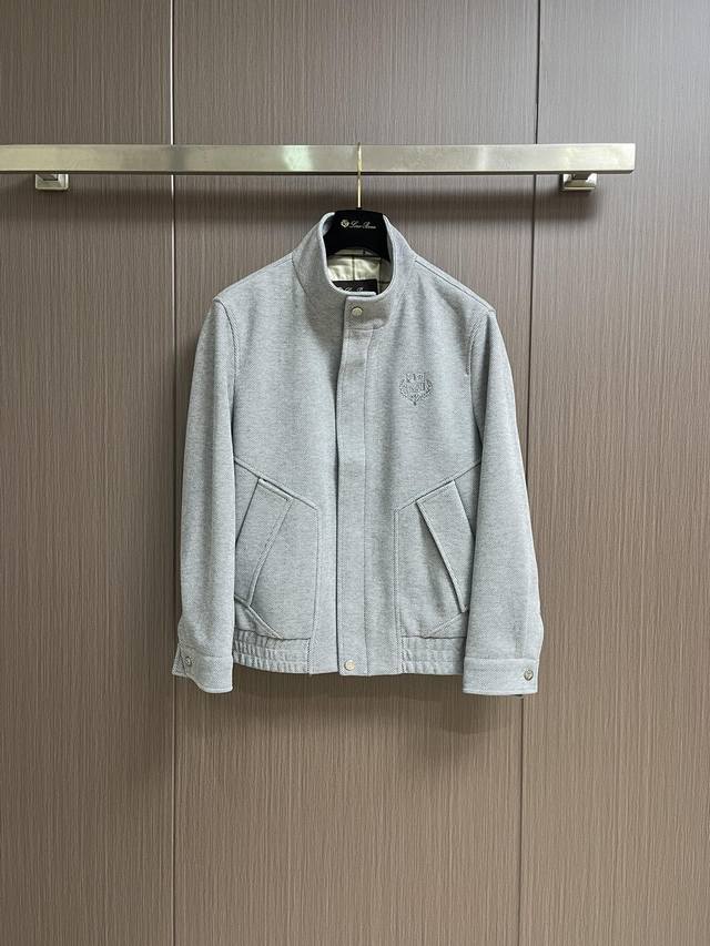 Lp 男士羊毛混纺立翻领夹克外套，在面料选取和工艺方面都相当考究，极符合Lp家族美学基调，低调且奢华，优雅且高贵，每一个细节都在力证品牌自身的高级感，通体将意式