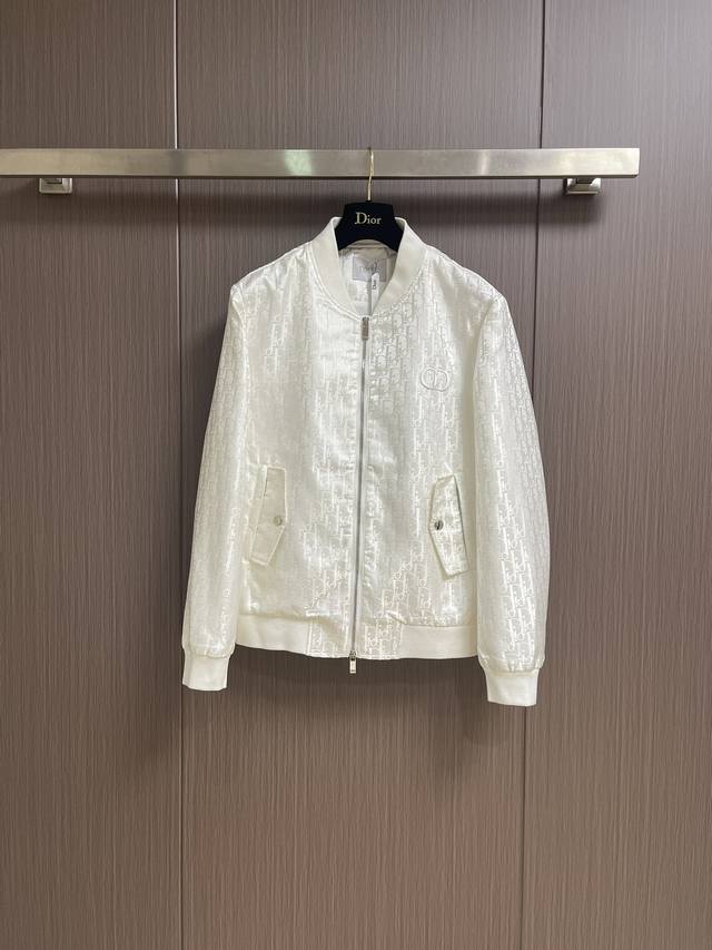 Dior 满印暗纹提花外套，绗缝提花科技面料 Oblique 印花绗缝效果，这款绗缝饰以 Oblique印花，回溯Dio于1967年推出的经典标识。采用提花科技