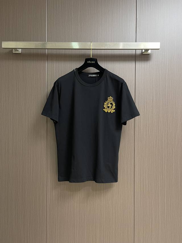 Dolcegabbana杜嘉班纳 Dg 2025Ss春夏新款刺绣标识圆领短袖T恤，醒目的Logo图案修饰！区别于以往的不同，宣示品牌传承多年的设计理念！其吸睛度