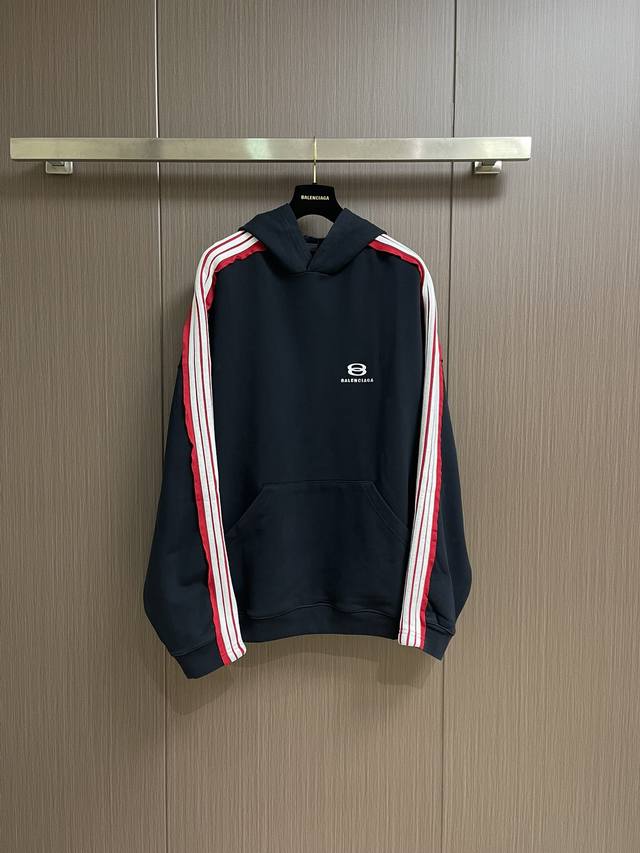 Balenclaga 巴黎世家标识条纹连帽卫衣，采用独家定织 G双纱棉面料，这种定制工艺确保面料有合适克重与纱线结构，既厚实保暖又有柔软触感，且挺括不易变形；根