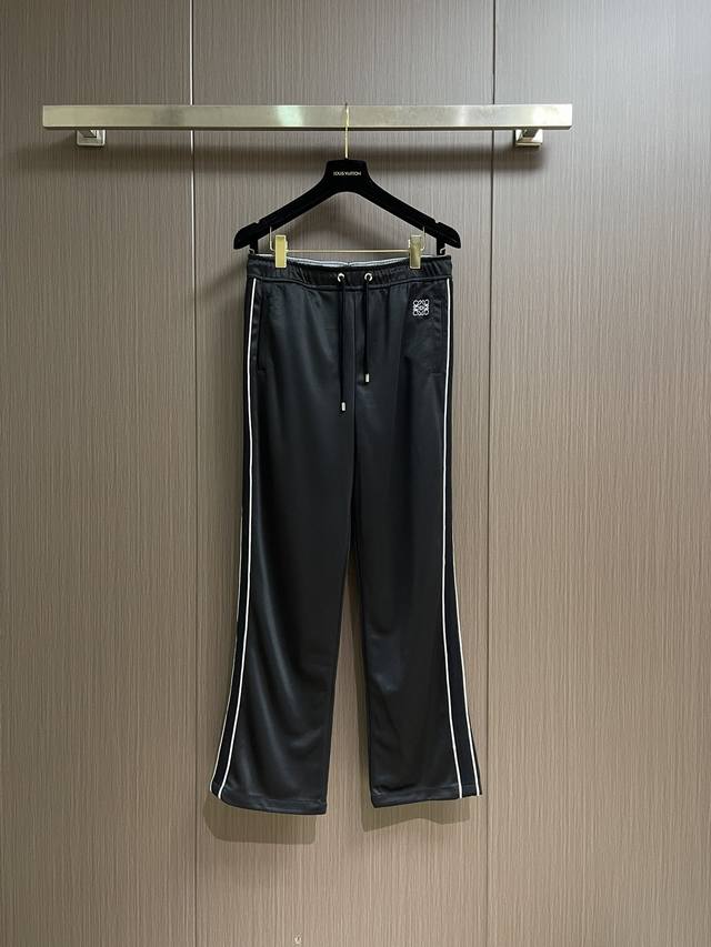 上衣 裤子290 Loewe 罗纹高领刺绣织带夹克外套长裤套装，采用40支真丝光双面定制面料，由进口织布机高密度织造，纹路清晰，版型立体挺括。内里选用54D纯棉