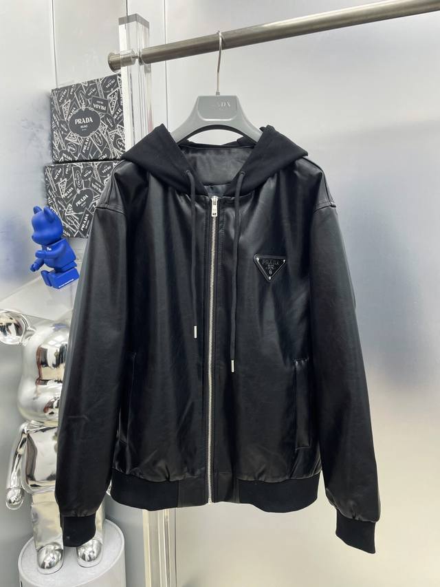 Pra 普拉达 2025Ss开秋新款拼接帽金属三角标皮衣夹克外套 Hs 专柜定制面料 透气舒适度高，细节无可挑剔，品牌元素设计理念，体现高品质。手感细腻柔软！呈