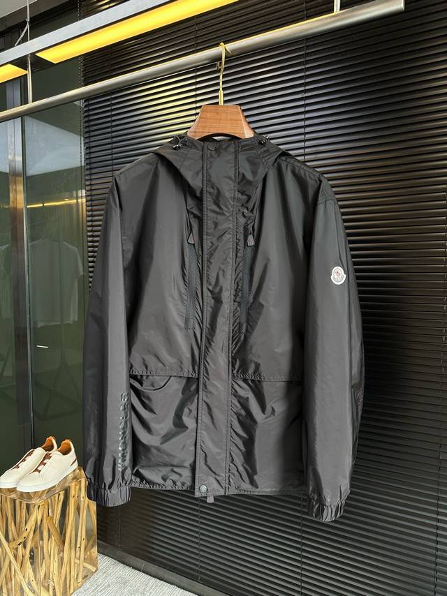 Mq&蒙寇24Ss新款夹克外套。连帽设计，时尚有型。采用定制防风防雨面料，抗皱立挺有型，上身舒适；袖子饰以品牌Logo图案，辨识度极高；胸前对称双拉链设计，增加