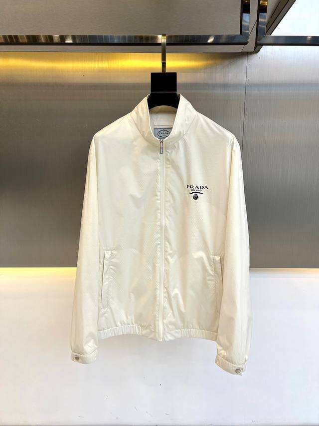 Prad*A普*达2025秋夏休闲薄款夹克外套，最新时尚休闲拉链夹克，时尚连帽夹克外套此款夹克外套选用了P家专业定制的轻薄科技面料制成，表面整洁光滑且富有光泽，