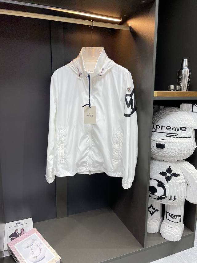 新款上架 Mon*Cler -蒙家-24早秋最新款上市！连帽织带钢印夹克外套 官网同步爆款 高端定制 品质经得起任何形式检验，呈现一种焕然一新，赋予你与众不同的