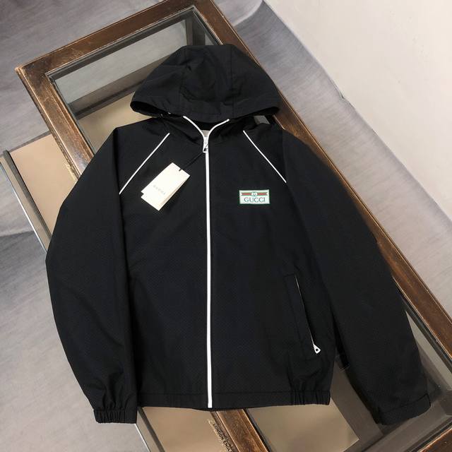 古奇 2025早秋新款原单男士连帽风衣夹克外套 官网同步售卖 爆款 高版本 时尚百搭 胸前绣三角Logo标设计 采用原版进口100%聚酯纤维记忆面料手感柔软细腻