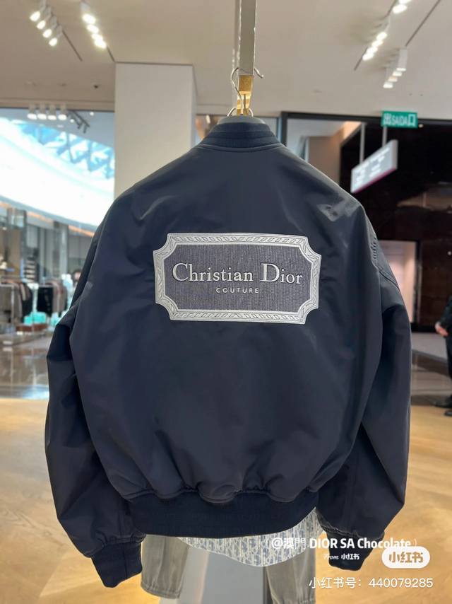 迪奥 2025早秋新款原单男士连帽风衣夹克外套 官网同步售卖 爆款 高版本 时尚百搭 胸前绣三角Logo标设计 采用原版进口100%聚酯纤维记忆面料手感柔软细腻