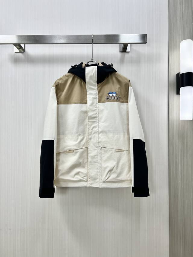 古奇 2025初秋新款夹克外套，秀场新品品相非常完美，舒适保暖，三标齐全色泽饱满诱人，非常出彩的设计，轻松将时髦感进阶，做工极为考究严谨，走线工整细致！大牌设计